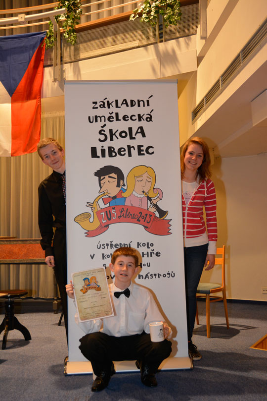 Úspěšní žáci u plakátu soutěže v Liberci