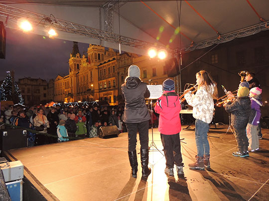 Členové Harmonie na stage při rozsvícení vánočního stromu na Perštyňáku