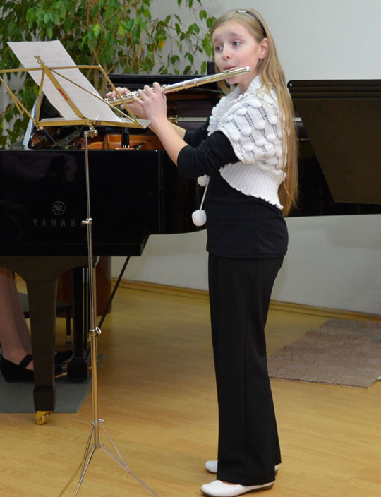 Kristýna Klokočníková při hře na příčnou flétnu