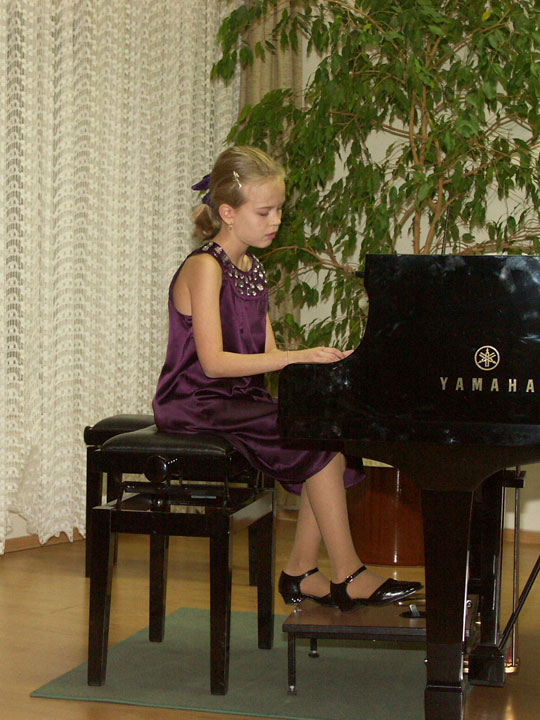 Pavlína Knoulichová při hře na klavír