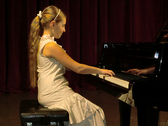 Ústřední kolo soutěže ZUŠ - Klavíristka na pódiu