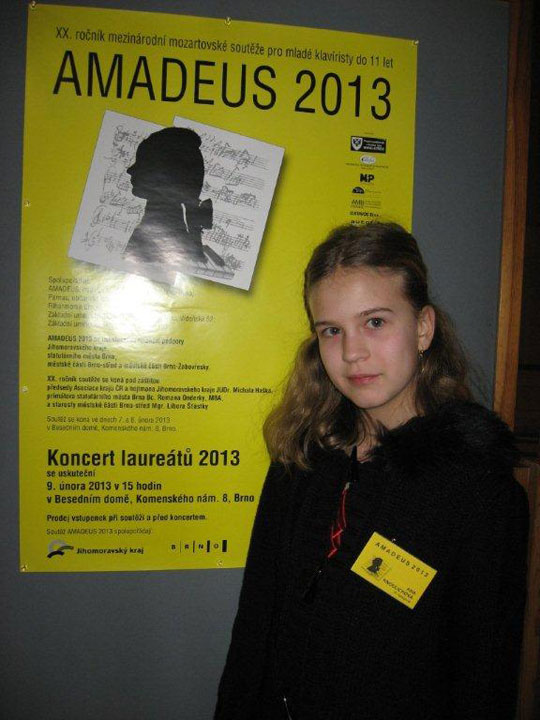Klavíristka před plakátem Amadeus 2013