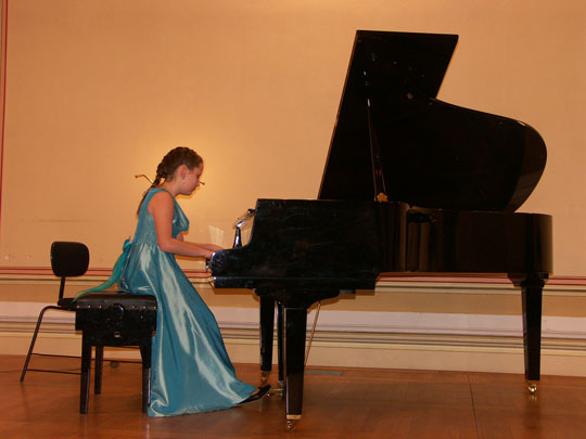 Eliška Růžičková u klavíru