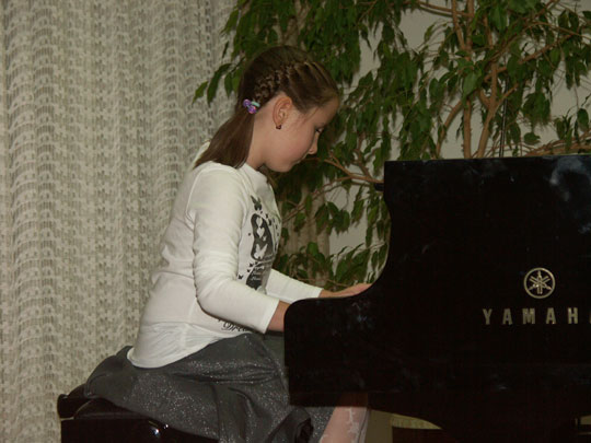 Eliška Růžičková u klavíru