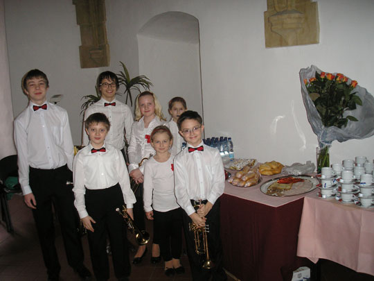 Žáci harmonie pózují v Rytířském sále Pardubického zámku