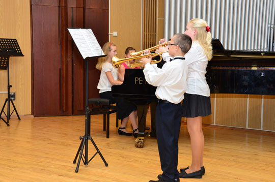 Trumpetové duo s klavírním doprovodem při hře na pódiu