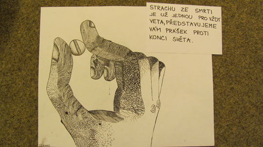 Kresba ruky držící pilulku proti konci světa